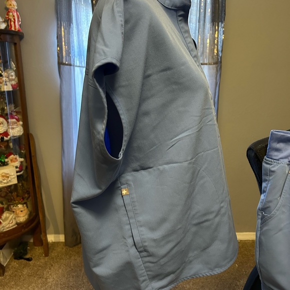 Figs Technical Collection Blue Scrub Top and Pants - Picture 6 of 12